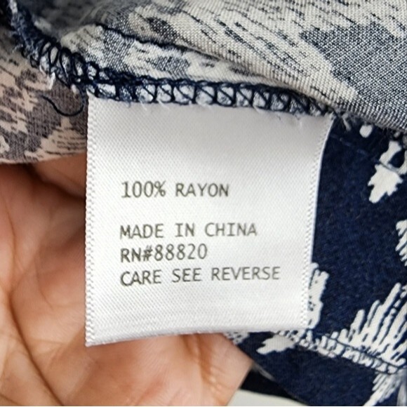 Lucy & Laurel Boho Crop Top Medium Blue White Rayon Button Back Blouse Festival - Picture 5 of 12